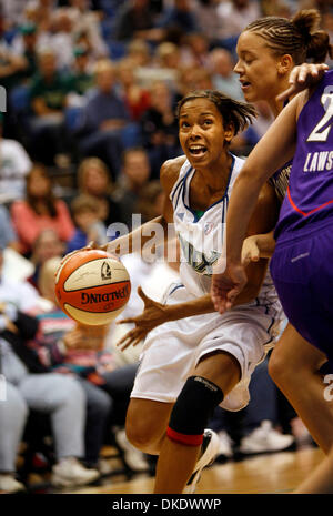 20 mai 2007 - Minneapolis, MN, USA - Lynx player KIESHA BROWN pousse passé du Sacramento KRISTIN HAYNIE dans la première moitié de l'ouverture à domicile dimanche à la cible Centre.(Image Crédit : © Renee Jones Schneider/Minneapolis Star Tribune/ZUMA Press) RESTRICTIONS : USA DROITS Tabloïd OUT ! Banque D'Images