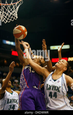 20 mai 2007 - Minneapolis, MN, USA - Lynx player KRISTEN MANN tente de s'emparer d'un rebond à partir de Sacramento est REBEKKAH BRUNSON dans la première moitié de l'ouverture à domicile dimanche. (Crédit Image : © Renee Jones Schneider/Minneapolis Star Tribune/ZUMA Press) RESTRICTIONS : USA DROITS Tabloïd OUT ! Banque D'Images