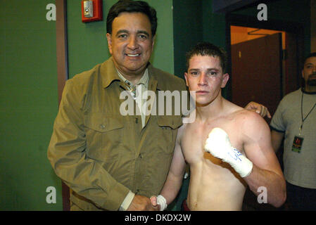25 mai 2007 - Albuquerque, NM, USA - Gouverneur BILL RICHARDSON félicite l'Invaincu local fighter ANTHONY VIALPANDO de Santa Fe, Nouveau Mexique. Vialpando, encore un étudiant haut de Santa Fe, battre Richard Flores de Edinburg, Texas, dans une décision unanime en quatre tours de boxe poids coq professionnel à l'Isleta Casino and Resort à Albuquerque, Nouveau Mexique sur un Top rank Champio Banque D'Images
