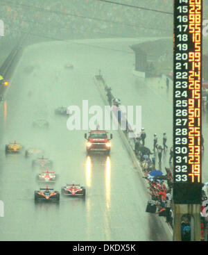 27 mai 2007 - Indianapolis, IA, Etats-Unis - Dario Franchitti est vu dans l'initiative comme il franchit la ligne d'arrivée sous un drapeau jaune et d'une tempête de pluie de conduite à prendre la victoire à l'Indianapolis 500. (Crédit Image : © Michael Williams/ZUMA Press) Banque D'Images