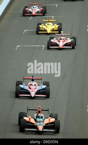 27 mai 2007 - Indianapolis, IA, Etats-Unis - Dario Franchitti est vu dans la voiture de tête quelques instants avant un accident par un autre conducteur qui lui a donné l'exemple et, finalement, la victoire à l'Indianapolis 500. (Crédit Image : © Michael Williams/ZUMA Press) Banque D'Images