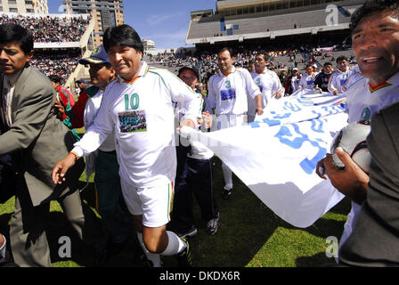 Le 30 mai 2007 - La Paz, Bolivie - Le président bolivien Evo Morales est le plus grand stade de La Paz à jouer au soccer au cours de ce qui est appelé ici "le chalenge day' contre la récente décision de la FIFA d'interdire les matchs de foot dans les stades 2 500 mètres (8 202 pieds) au-dessus du niveau de la mer, ce qui affecte le football principal lieux de Bolivie, Colombie, Équateur et Pérou. (Crédit Image : © Christi Banque D'Images