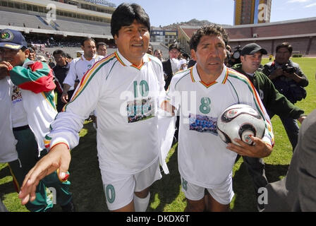 Le 30 mai 2007 - La Paz, Bolivie - Le président bolivien Evo Morales (à gauche) reçoit, pour le plus grand stade de La Paz à jouer au soccer au cours de ce qui est appelé ici "le chalenge day' contre la récente décision de la FIFA d'interdire les matchs de foot dans les stades 2 500 mètres (8 202 pieds) au-dessus du niveau de la mer, ce qui affecte le football principal lieux de Bolivie, Colombie, Équateur et Pérou. (Crédit Image : © Banque D'Images