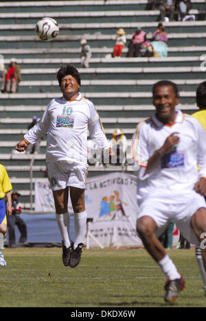 Le 30 mai 2007 - La Paz, Bolivie - Le président bolivien Evo Morales au plus grand stade de La Paz joue au soccer au cours de ce qui est appelé ici "le chalenge day' contre la récente décision de la FIFA d'interdire les matchs de foot dans les stades 2 500 mètres (8 202 pieds) au-dessus du niveau de la mer, ce qui affecte le football principal lieux de Bolivie, Colombie, Équateur et Pérou. (Crédit Image : © Christian Lomb Banque D'Images