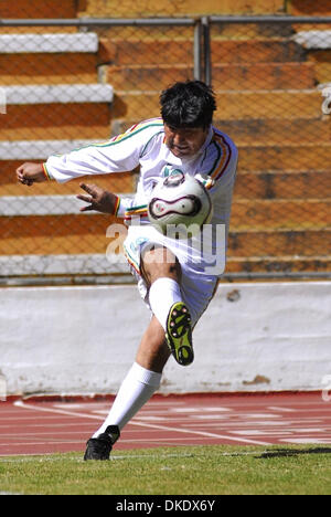 Le 30 mai 2007 - La Paz, Bolivie - Le président bolivien Evo Morales au plus grand stade de La Paz joue au soccer au cours de ce qui est appelé ici "le chalenge day' contre la récente décision de la FIFA d'interdire les matchs de foot dans les stades 2 500 mètres (8 202 pieds) au-dessus du niveau de la mer, ce qui affecte le football principal lieux de Bolivie, Colombie, Équateur et Pérou. (Crédit Image : © Christian Lomb Banque D'Images