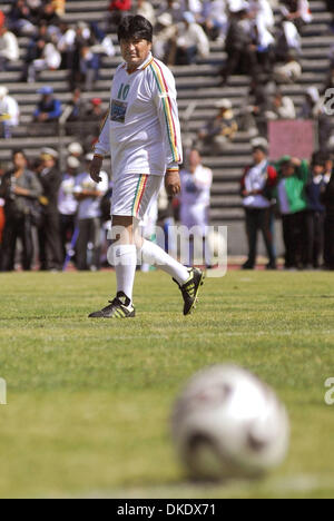 Le 30 mai 2007 - La Paz, Bolivie - Le président bolivien Evo Morales au plus grand stade de La Paz joue au soccer au cours de ce qui est appelé ici "le chalenge day' contre la récente décision de la FIFA d'interdire les matchs de foot dans les stades 2 500 mètres (8 202 pieds) au-dessus du niveau de la mer, ce qui affecte le football principal lieux de Bolivie, Colombie, Équateur et Pérou. (Crédit Image : © Christian Lomb Banque D'Images