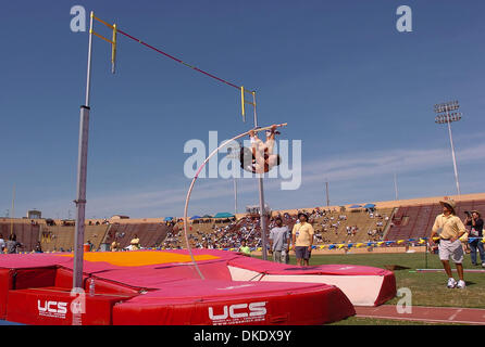 Jun 02, 2007 - Sacramento, CA, USA - Los Gatos' NICO WEILER en concurrence dans les garçons à la perche en 2007 au cours de l'État CAF Track and Field Championships le samedi, Juin 2, 2007 à Hughes Stadium à Sacramento, Californie Weiler est classée première avec une hauteur de 17 ft. 2 pouces. (Crédit Image : © Jose Carlos Fajardo/Oakland Tribune/ZUMA Press) RESTRICTIONS : USA DROITS Tabloïd OUT ! Banque D'Images