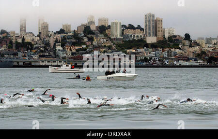 Jun 03, 2007 - San Francisco, CA, USA - Le dimanche 3 juin 2007, l'Escape from Alcatraz Triathlon commence avec un 1,5 km de nage l'île d'Alcatraz puis un 18 km de vélo à travers le Presidio, et de finition avec un 8 km, à travers le Golden Gate Recreation Area.(Image Crédit : © Joanna Jhanda/Contra Costa Times/ZUMA Press) RESTRICTIONS : USA DROITS tabloïds OUT ! Banque D'Images