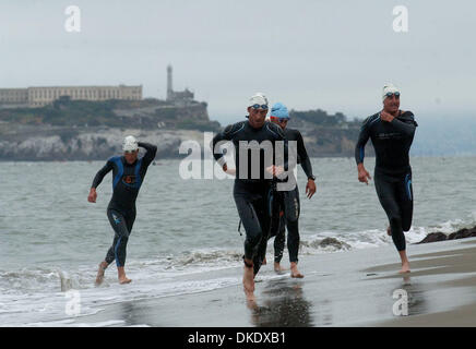 Jun 03, 2007 - San Francisco, CA, USA - Althletes sortent de Bay après la baignade dans les eaux de la côte sud de l'île d'Alcatraz, extrême droite, jusqu'à la Marina Green au début de l'évasion d'Alcatraz Triathlon à San Francisco, en Californie, le dimanche 3 juin 2007. (Crédit Image : © Joanna Jhanda/Contra Costa Times/ZUMA Press) RESTRICTIONS : USA DROITS tabloïds OUT ! Banque D'Images