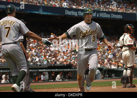 Jun 09, 2007 - San Francisco, CA, USA - Un troisième but d'ERIC CHAVEZ (à droite) est félicité par son coéquipier BOBBY CROSBY après avoir marqué à exécuter au cours de la 5ème manche de leur principal Ligue base-ball match contre les géants à AT&T Park à San Francisco, Californie, le samedi, 09 juin 2007. Chavez triplé avant la notation. (Crédit Image : © Dean Coppola/Contra Costa Times/ZUMA Press) RESTRICTIONS Banque D'Images