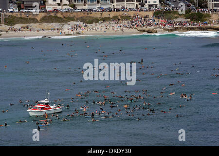 12 juin 2007 - San Diego, CA, USA - un mémorial de paddle-out a eu lieu à la plage de WindanSea à La Jolla, CA, à l'honneur surfeur professionnel Emery Kauanui, une 24-year-old internaute qui a été battu à mort à la fin du mois de mai. Les cendres de Kauanui ont été répartis à la surf tourné il a grandi en surf. (Crédit Image : © K.C. Alfred/SDU-T/ZUMA Press) RESTRICTIONS : LA et le comté d'Orange de l'homme Documents OUT ! Et USA Banque D'Images