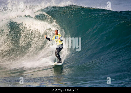 Jun 21, 2007 - Arica, Chili - Brasilian LEONARDO NEVES surfé sur la vague de sa vie dans la première ronde du Rip Curl Pro à Ex-Isla Alacran dans Arica, Chili aujourd'hui et avancé directement au troisième tour de l'événement. Neves win envoyé Cory Lopez américain et australien Shaun Cansdell jusqu'à la ronde des perdants dans le deuxième tour. Deux tables rondes, la chaleur 1 scores : Taj Burrow (AUS) 13.50 def. Christian simple Banque D'Images