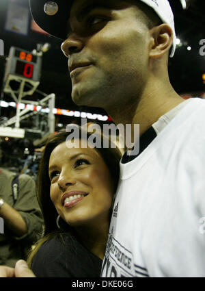 Le 30 mai 2007 - San Antonio, TX, USA - garde des Spurs Tony Parker, de la France, (09) et fiancé Eva Longoria célébrer les éperons Western Conference championship pendant d'après match festivités dans la partie finale de l'Ouest cinq à San Antonio le mercredi 30 mai 2007. (Crédit Image : © San Antonio Express-News/ZUMAPRESS.com) Banque D'Images