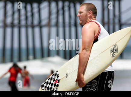 Jun 21, 2007 - Oceanside, California, USA - RYAN ALLERMAN (24) à partir de Vista, vérifié les vagues avant la position dans le Lundi. Le premier jour de l'été est le jeudi 21 juin. (Crédit Image : © Don Kohlbauer/San Diego Union-Tribune/ZUMA Press) RESTRICTIONS : LA et le comté d'Orange de l'homme Documents OUT ! USA et de l'homme dehors ! Tabloïd Banque D'Images