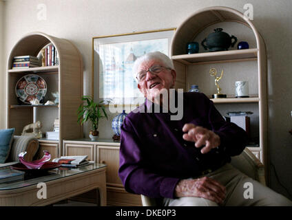 27 juin 2007 - Coronado, CA, USA - Joe DiGANGI, de Coronado, 92, parle dans son salon de son expérience de bullpen catcher 1933-1941 pour les Yankees de New York. (Crédit Image : © Laura Embry/SDU-T/ZUMA Press) RESTRICTIONS : LA et le comté d'Orange de l'homme Documents OUT ! USA et de l'homme dehors ! Tabloïd Banque D'Images