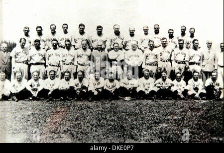 27 juin 2007 - Coronado, CA, USA - Joe DiGANGI, de Coronado, 92, était un bullpen catcher 1933-1941 pour les Yankees de New York. Dans cette photo de la 1933 New York Yankees, il est assis dans la première rangée, 6 à partir de la droite, avec une mitaine en face de lui. (Crédit Image : © Laura Embry/SDU-T/ZUMA Press) RESTRICTIONS : LA et le comté d'Orange de l'homme Documents OUT ! USA et de l'homme dehors ! Tabloïd Banque D'Images