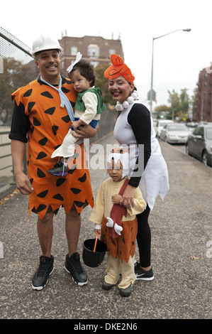 Halloween enfants trébuchent au Kensington article de Brooklyn, NY, 2013. Les Pierrafeu, habillé en famille. Banque D'Images
