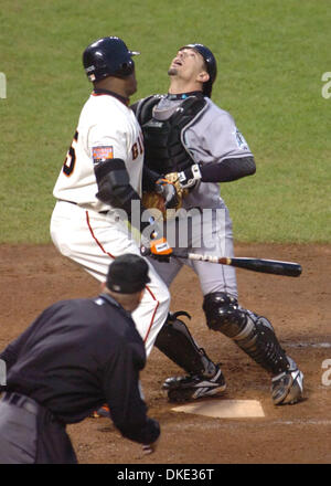 29 juillet 2007 - San Francisco, CA, USA - San Francisco Giants Barry Bonds slugger volée dans la 7e manche alors que Matt Treanor fait de la capture au cours de l'action contre les Marlins de la Floride Samedi, 28 juillet 2007, à l'AT&T Park à San Francisco, Californie (Image Crédit : © Ron Lewis/San Mateo County Times/ZUMA Press) Banque D'Images