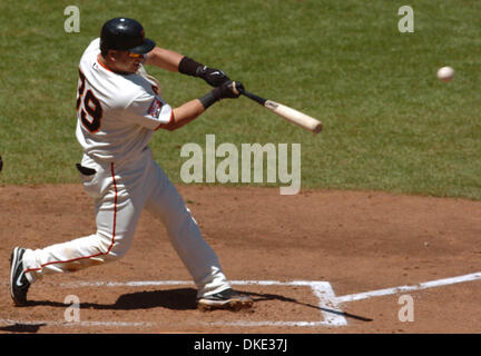 29 juillet 2007 - San Francisco, CA, USA - San Francisco Giants Guillermo Rodruguez watches la balle venir le départ pour un double dans la 5ème manche de leur match contre les Marlins de la Floride, dimanche, Juillet 29, 2007 à AT&T Park à San Francisco en Californie (crédit Image : © Bob Larson/Contra Costa Times/ZUMA Press) Banque D'Images