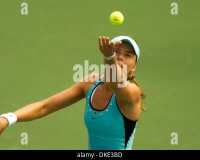 Aug 01, 2007 - San Diego, CA, USA - Daniela Hantuchova sert de Slovaquie contre Victoria Azarenko dans l'Acura Classic tournoi de tennis sur la Costa près de San Diego, CA. Elle a gagné le match 6-3 1-6 6-1. (Crédit Image : © Wally Nell/ZUMA Press) Banque D'Images