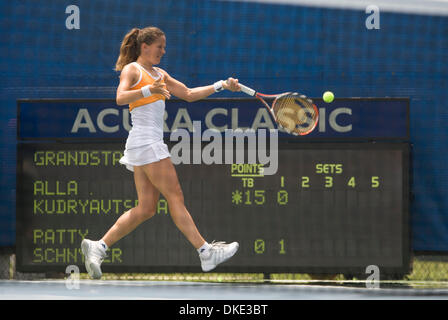 Aug 01, 2007 - San Diego, CA, USA - Patty Schnyder à partir de la Suisse joue une balle tirée par adversaire Alla Kudryavtseva à partir de la Russie à l'Acura Classic tournoi de tennis sur la Costa près de San Diego, CA. Schnyder a remporté le match 6-2 6-0. (Crédit Image : © Wally Nell/ZUMA Press) Banque D'Images