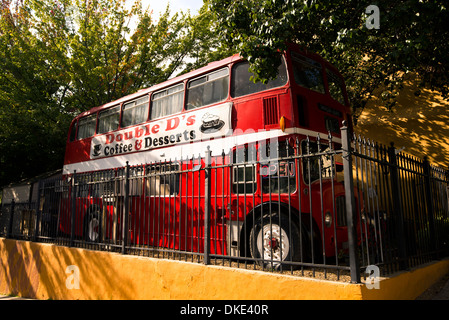 'D' du double dans un café 'T' double-decker bus rouge au centre-ville de Asheville, Caroline du Nord. Banque D'Images