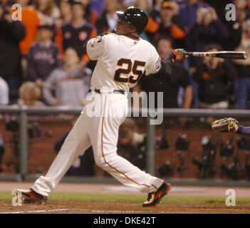 7 août 2007 - San Francisco, CA, USA - San Francisco Giants Barry Bonds slugger suit le vol de numéro 756 home run dans la 5ème manche de leur match contre les Nationals de Washington à AT&T Park à San Francisco en Californie, mardi 7 août 2007.(Image Crédit : © Bob Larson/Contra Costa Times/ZUMA Press) Banque D'Images