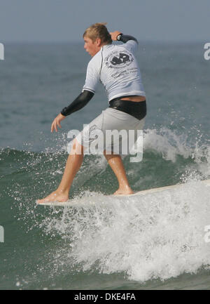 17 août 2007 - Oceanside, CA, USA - KEVIN OSBORNE, 18 ans, de San Clemente, promenades le nez sur cette vague durant son Pro Longboard Ouvrir la chaleur à l'Oceanside Longboard surf contest de l'Oceanside Pier. (Crédit Image : © Charlie Neuman/SDU-T/ZUMA Press) RESTRICTIONS : LA et le comté d'Orange de l'homme Documents OUT ! USA et de l'homme dehors ! Tabloïd Banque D'Images