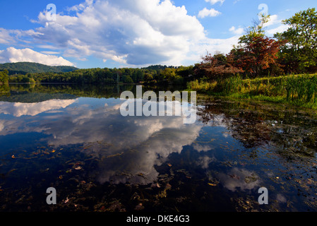 Paysage du lac aux Castors avec réflexion à Asheville, en Caroline du Nord Banque D'Images