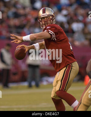 Aug.18, 2007 - San Francisco, Californie, États-Unis - San Francisco 49ers vs Oakland Raiders à Bill Walsh champ. 49er QB # 11 Alex Smith obtient lu pour passer. Samedi, Août 18, 2007(Crédit : © Al/ZUMApress.com) Golub Banque D'Images