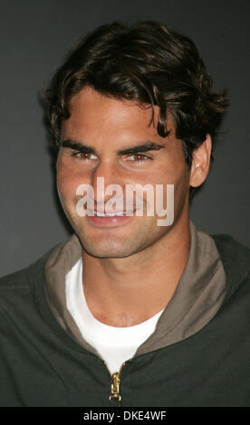 Aug 24, 2007 - New York, NY, USA - Le joueur de tennis ROGER FEDERER Niketown visites en magasin pour une comparution au sujet du tennis et de son tournoi à l'US Open. (Crédit Image : © Nancy/Kaszerman ZUMA Press) Banque D'Images