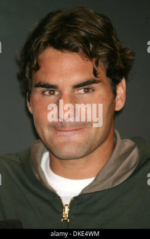 Aug 24, 2007 - New York, NY, USA - Le joueur de tennis ROGER FEDERER Niketown visites en magasin pour une comparution au sujet du tennis et de son tournoi à l'US Open. (Crédit Image : © Nancy/Kaszerman ZUMA Press) Banque D'Images