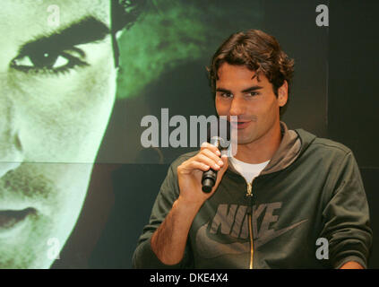 Aug 24, 2007 - New York, NY, USA - Le joueur de tennis ROGER FEDERER Niketown visites en magasin pour une comparution au sujet du tennis et de son tournoi à l'US Open. (Crédit Image : © Nancy/Kaszerman ZUMA Press) Banque D'Images