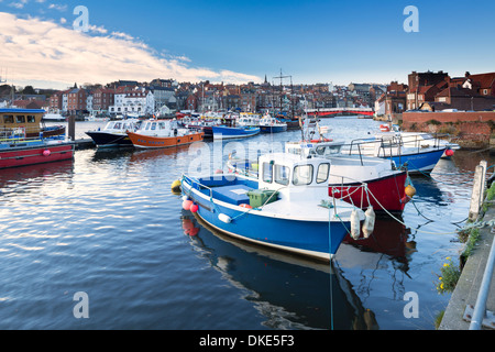 La pêche et les bateaux de plaisance amarrés sur la rivière Eske à Whitby. Banque D'Images