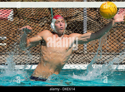 29 août 2007 - San Marcos, CA, USA - Palomar College l'équipe de water-polo pour hommes BRANDON gardien LOVELESS bloque un shot au cours de la pratique. (Crédit Image : © Charlie Neuman/San Diego Union-Tribune/ZUMA Press) RESTRICTIONS : LA et Orange County papiers ! Les onglets ! Banque D'Images