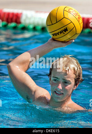 29 août 2007 - San Marcos, CA,USA - Palomar College de l'équipe de water-polo Mens BRYANT GARRETSON nage tours au début de la pratique (Image Crédit : © Charlie Neuman/San Diego Union-Tribune/ZUMA Press) RESTRICTIONS : LA et Orange County papiers ! Les onglets ! Banque D'Images