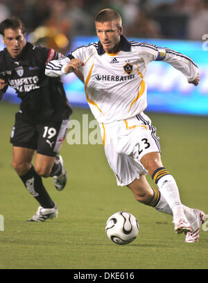 29 août 2007 - Carson, CA, USA - Los Angeles Galaxy's DAVID BECKHAM dribble la balle autour de CF Pachuca'S CHRISTIAN GIMENEZ au cours de la SuperLiga finale au Home Depot Center de Carson, en Californie. (Crédit Image : © Branimir Kvartuc/ZUMA Press) Banque D'Images