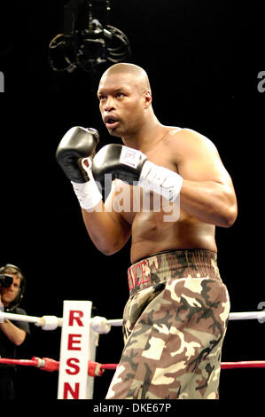 2 janvier 2007 : Zuri Lawrence commence le premier tour dans une grande lutte à la rue principale à Rochester, dans l'Armurerie Heavyweight Dominick Guinn (27-4-1) de Houston knocks out Zuri Lawrence (20-11-4) de Wappinger Falls à 2:59 au deuxième tour à la rue principale à Rochester, dans l'Armurerie(Image Crédit : © Alan Schwartz/Cal Sport Media) Banque D'Images