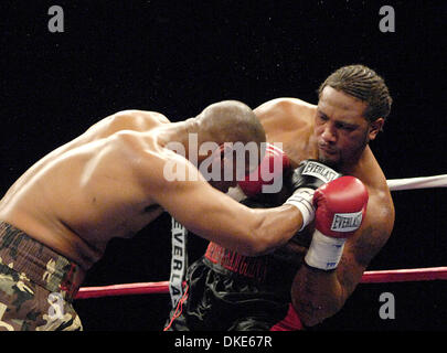 2 janvier 2007 : Heavyweight Dominick Guinn (27-4-1) de Houston knocks out Zuri Lawrence (20-11-4) de Wappinger Falls à 2:59 au deuxième tour à la rue principale à Rochester, dans l'Armurerie Guinn est en noir et Lawrence est en vert.(Image Crédit : © Alan Schwartz/Cal Sport Media) Banque D'Images