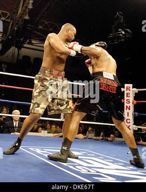 2 janvier 2007 : Heavyweight Dominick Guinn (27-4-1) de Houston knocks out Zuri Lawrence (20-11-4) de Wappinger Falls à 2:59 au deuxième tour à la rue principale à Rochester, dans l'Armurerie Guinn est en noir et Lawrence est en vert.(Image Crédit : © Alan Schwartz/Cal Sport Media) Banque D'Images