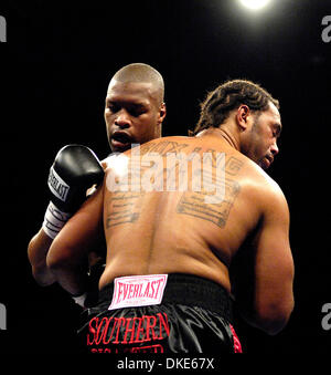 2 janvier 2007 : Heavyweight Dominick Guinn (27-4-1) de Houston knocks out Zuri Lawrence (20-11-4) de Wappinger Falls à 2:59 au deuxième tour à la rue principale à Rochester, dans l'Armurerie Guinn est en noir et Lawrence est en vert.(Image Crédit : © Alan Schwartz/Cal Sport Media) Banque D'Images