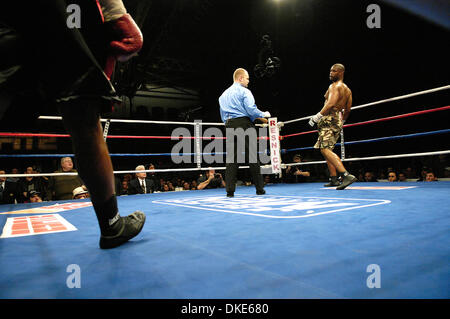 2 janvier 2007 : après être tombés pour la première des deux fois, heavyweight Zuri Lawrence regarde son adversaire Dominick Guinn vient reprend le cycle. Heavyweight Dominick Guinn (27-4-1) de Houston knocks out Zuri Lawrence (20-11-4) de Wappinger Falls à 2:59 au deuxième tour à la rue principale à Rochester, dans l'Armurerie(Image Crédit : © Alan Schwartz/Cal Sport Media) Banque D'Images