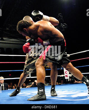 2 janvier 2007 : Heavyweight Dominick Guinn (27-4-1) de Houston knocks out Zuri Lawrence (20-11-4) de Wappinger Falls à 2:59 au deuxième tour à la rue principale à Rochester, dans l'Armurerie Guinn est en noir et Lawrence est en vert.(Image Crédit : © Alan Schwartz/Cal Sport Media) Banque D'Images