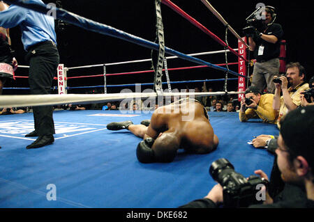 2 janvier 2007 : Heavywight Zuri Lawrence a été mis à 2:59 au deuxième tour à la rue principale à Rochester, dans l'Armurerie Heavyweight Dominick Guinn (27-4-1) de Houston knocks out Zuri Lawrence (20-11-4) de Wappinger Falls à 2:59 au deuxième tour à la rue principale à Rochester, dans l'Armurerie(Image Crédit : © Alan Schwartz/Cal Sport Media) Banque D'Images