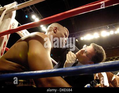 2 janvier 2007 : Heavywight Zuri Lawrence est examiné après avoir renversé le pour la deuxième fois. Heavyweight Dominick Guinn (27-4-1) de Houston knocks out Zuri Lawrence (20-11-4) de Wappinger Falls à 2:59 au deuxième tour à la rue principale à Rochester, dans l'Armurerie(Image Crédit : © Alan Schwartz/Cal Sport Media) Banque D'Images