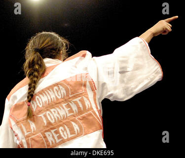 2 février 2007 : la guerre à l'Armory. La boxe à Rochester, New York's Main Street Armory. Dominga Olivo de Brooklyn célèbre sa plus de victor Nunez Ella léger en quatre tours.(Image Crédit : © Alan Schwartz/Cal Sport Media) Banque D'Images