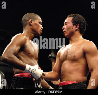 2 février 2007 : la guerre à l'Armory. La boxe à Rochester, New York's Main Street Armory. Super-légers Jonathan Tubbs de Rochester défait Fredddy Soto du Bronx dans une décision unanime après huit cycles.(Image Crédit : © Alan Schwartz/Cal Sport Media) Banque D'Images