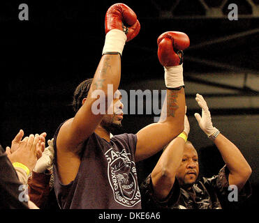 2 février 2007 : la guerre à l'Armory. La boxe à Rochester, New York's Main Street Armory. Heavyweight Dominick Guinn, Hot Springs, Ark. après assommant Zuri Lawrence, Wappinger Falls à 2:59 au deuxième tour.(Image Crédit : © Alan Schwartz/Cal Sport Media) Banque D'Images