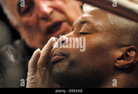 2 février 2007 : la guerre à l'Armory. La boxe à Rochester, New York's Main Street Armory. Heavyweight Zuri Lawrence, Wappinger Falls dans entre les tours avec Dominick Guinn, Hot Springs, l'arche.(Image Crédit : © Alan Schwartz/Cal Sport Media) Banque D'Images