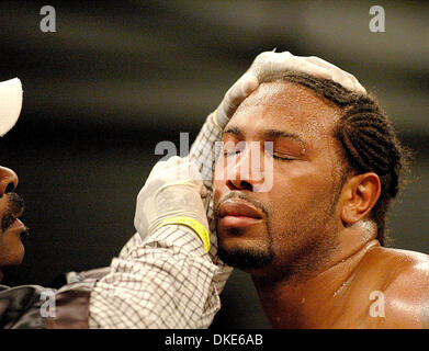 2 février 2007 : la guerre à l'Armory. La boxe à Rochester, New York's Main Street Armory. Heavywight Dominick Guinn pendant la lutte contre Zuri Lawrence. Guinn assommés Lawrence à 2:59 dans résid second tour.(Image Crédit : © Alan Schwartz/Cal Sport Media) Banque D'Images